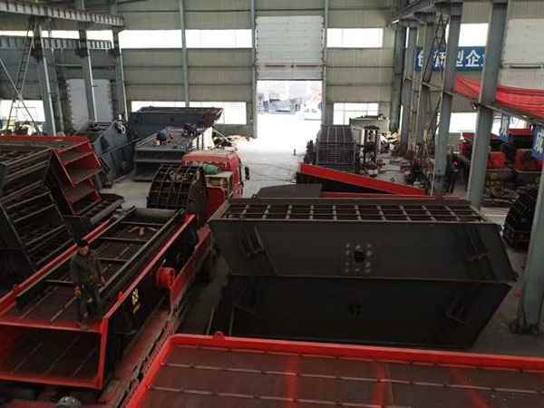 重慶履帶式移動(dòng)破碎機(jī)和鄂式破碎機(jī)價(jià)格