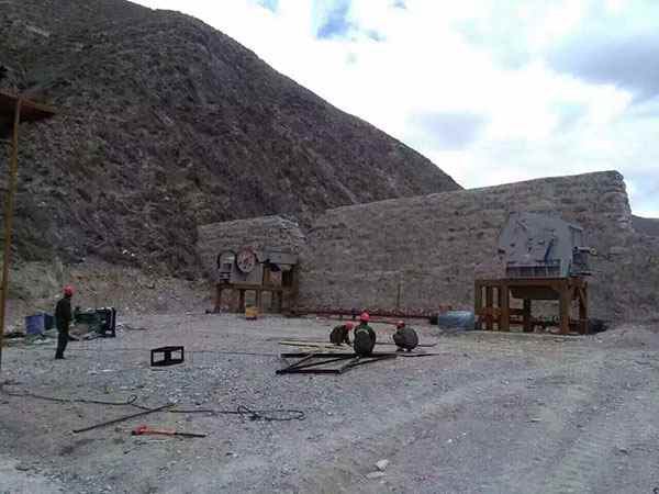 四川挖機(jī)重錘破碎機(jī)站的應(yīng)用